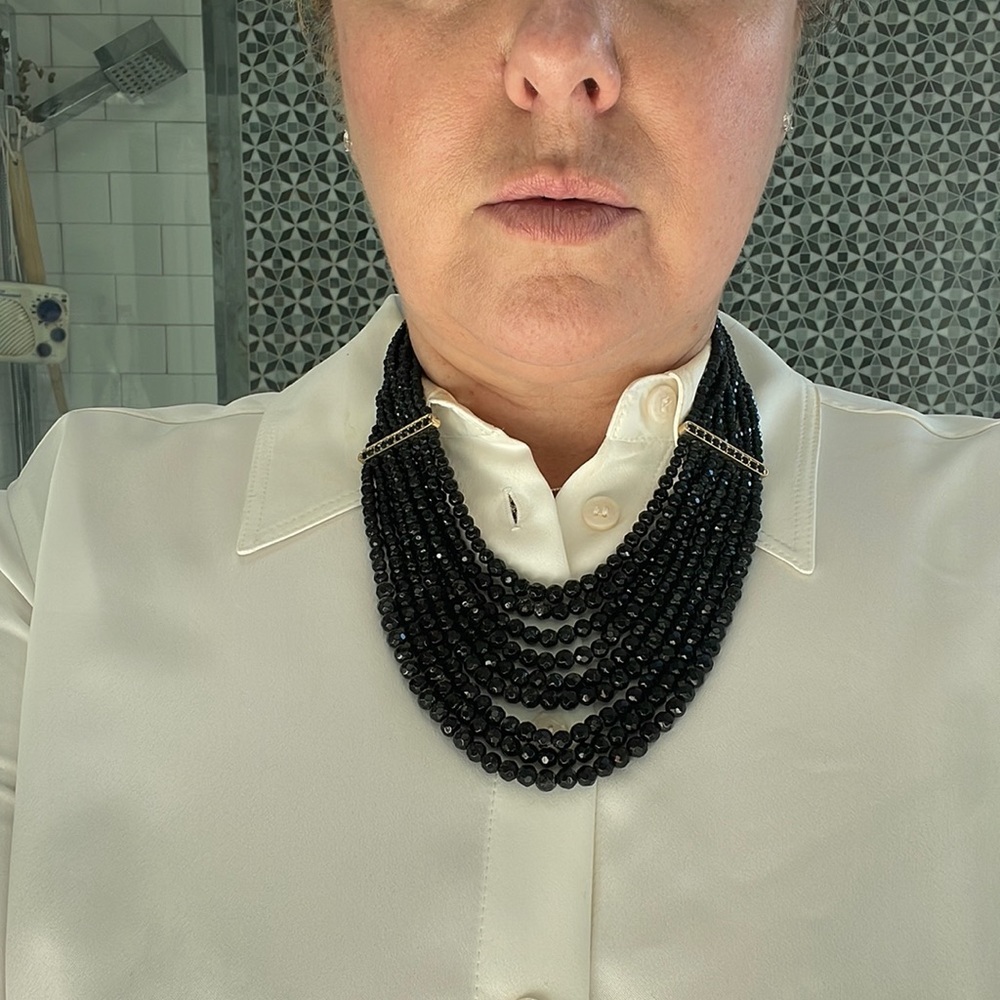 Black and gold necklace. Perfect to complete your outfit for the holidays.